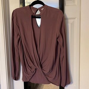 NWOT Tilly’s Mauve Keyhole Deep Vneck Blouse ~ Medium